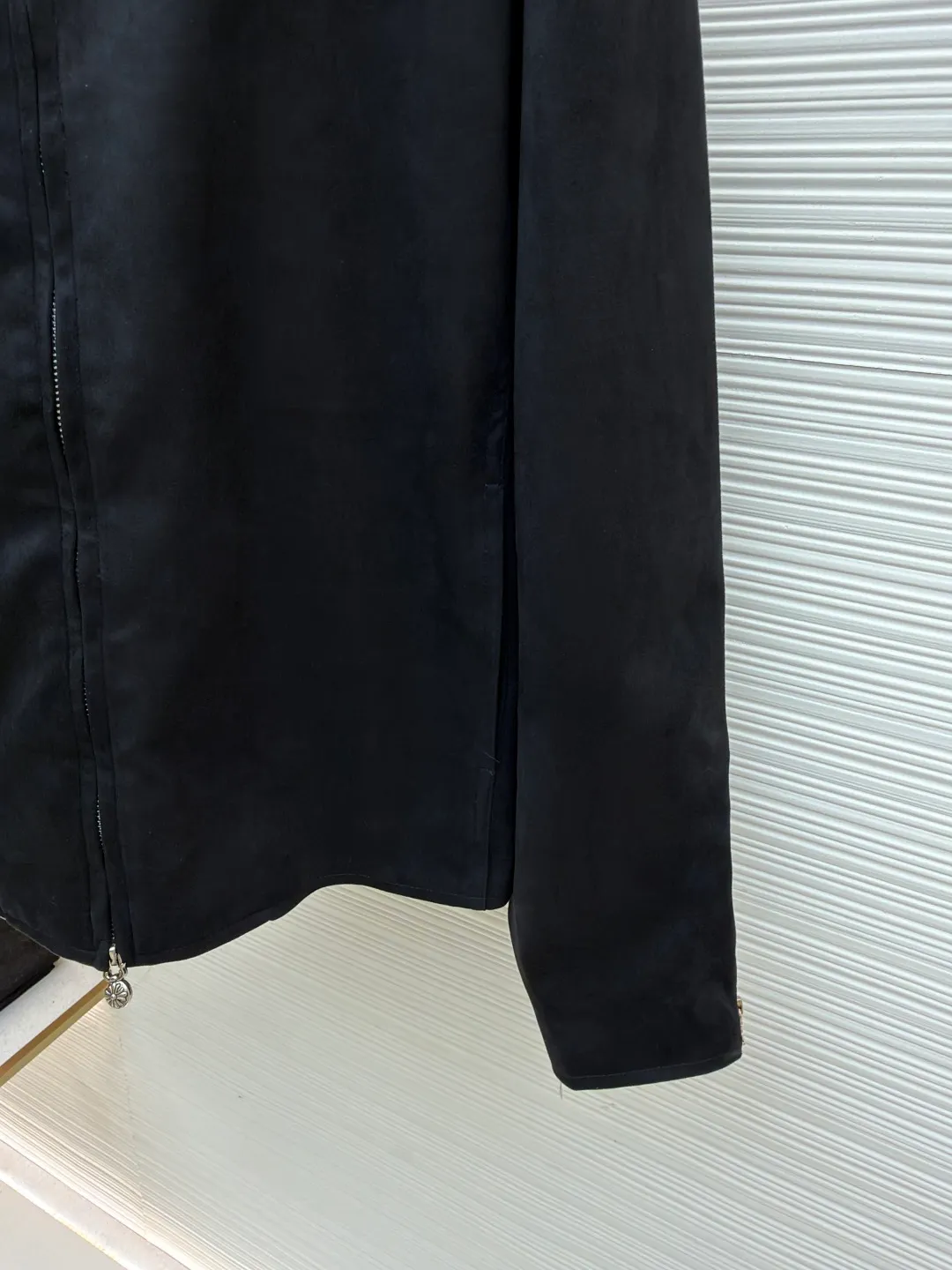Chrome Hearts silver-plated hardware buckle mixed sheepskin suede jacket ●Item number: 1681772-B40 ●Material: sheepskin fabric ●Technology: suede production ●Color: black ●Version: fitted version ●Weight: about 865 grams ●Size: S-M-L-XL ●Description: Made of matte suede fabric, treated with softening tanning process, it has a delicate and soft touch while retaining the stiffness of the fabric, combining texture and durability. The neckline is decorated with metal buttons, and the zipper is made of customized metal parts, which has a strong luster and smooth opening and closing, improving the sophistication of details; the cuffs are decorated with side seam zippers, which are both decorative and easy to put on and take off. The version is slim and neatly cut, which fits the body shape while leaving room for movement. The lack of unnecessary decoration shows a minimalist and high-end style. The stitching of the whole garment is neat and even, the cutting pieces are connected accurately, and the size is measured manually (an error of 1-3CM is normal). The craftsmanship balances the simple version and the dark texture of the brand. It is a piece that is both practical and high-end. The overall wiring is straight and delicate, the fabric is comfortable and soft, and the color is consistent without color difference. It can be matched with the same style to create a fashionable look and control various occasions. Customized accessories, complete with three standards, same style for men and women!
